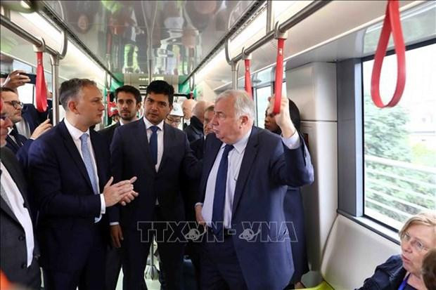 El presidente del Senado francés, Gérard Larcher, visita la línea ferroviaria urbana de la estación Nhon-Hanói, de inversión francesa. (Fotografía: VNA)