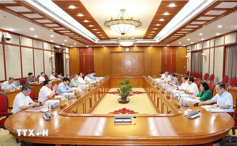 El secretario general del Partido Comunista de Vietnam y presidente del país, To Lam, dirige una reunión del Buró Político. (Fotografía: VNA)