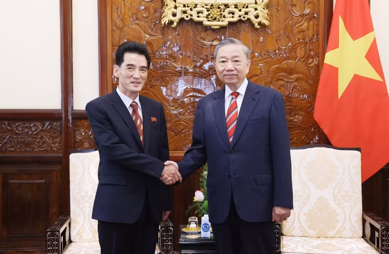 El secretario general del Partido Comunista y presidente de Vietnam, To Lam, y el embajador de Corea del Norte, Ri Sung Guk. (Fotografía: VNA)