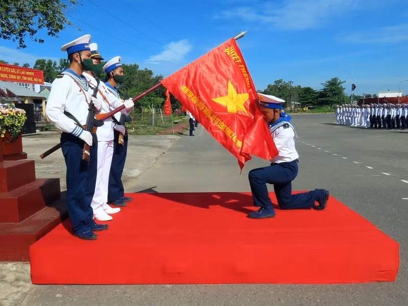 Los soldados realizan la ceremonia de honrar la bandera durante la Ceremonia de Juramento antes de partir hacia las unidades de la Región Naval 2 para cumplir sus misiones. Los soldados realizan la ceremonia de honrar la bandera durante la Ceremonia de Juramento antes de partir hacia las unidades de la Región Naval 2 para cumplir sus misiones.