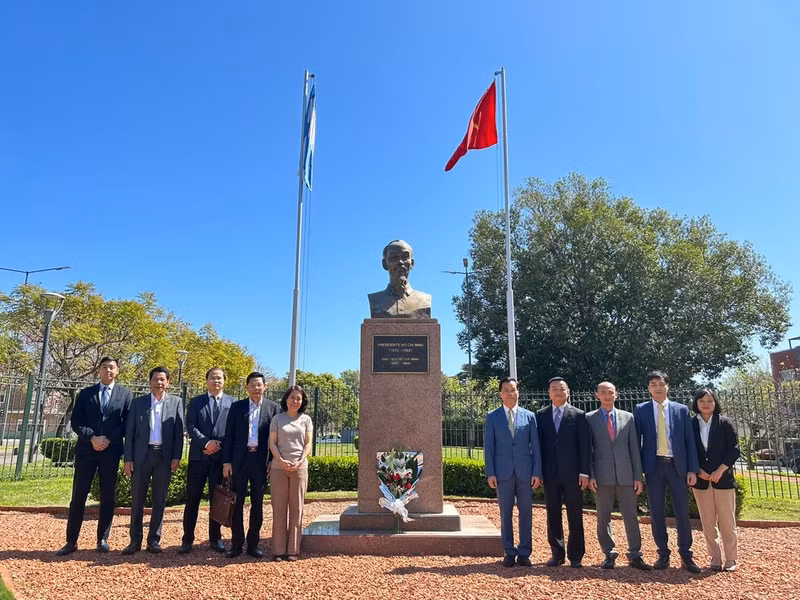 El vicecanciller Ha Kim Ngoc y la delegación a su cargo depositan una ofrenda floral en el Monumento al Presidente Ho Chi Minh en Buenos Aires. (Fotografía: VNA)