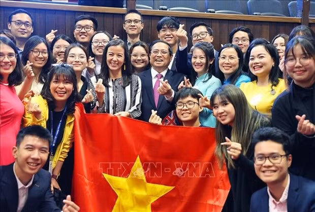 El primer ministro Pham Minh Chinh con estudiantes vietnamitas en la Universidad Victoria, Nueva Zelanda. (Fotografía: VNA)