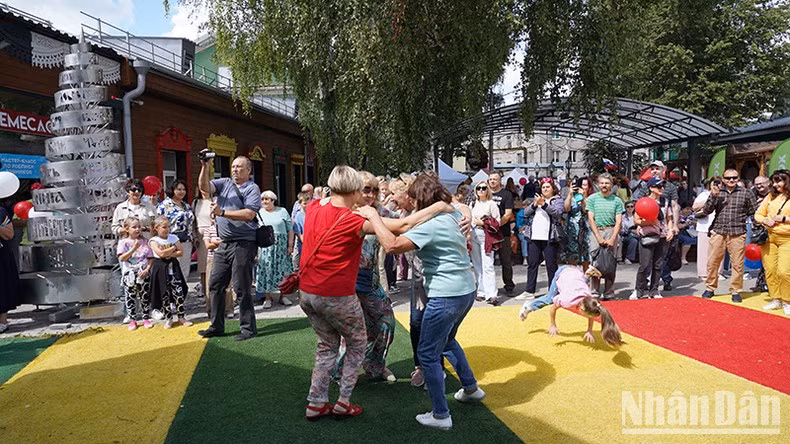 La atmósfera se vuelve más jovial con la música.