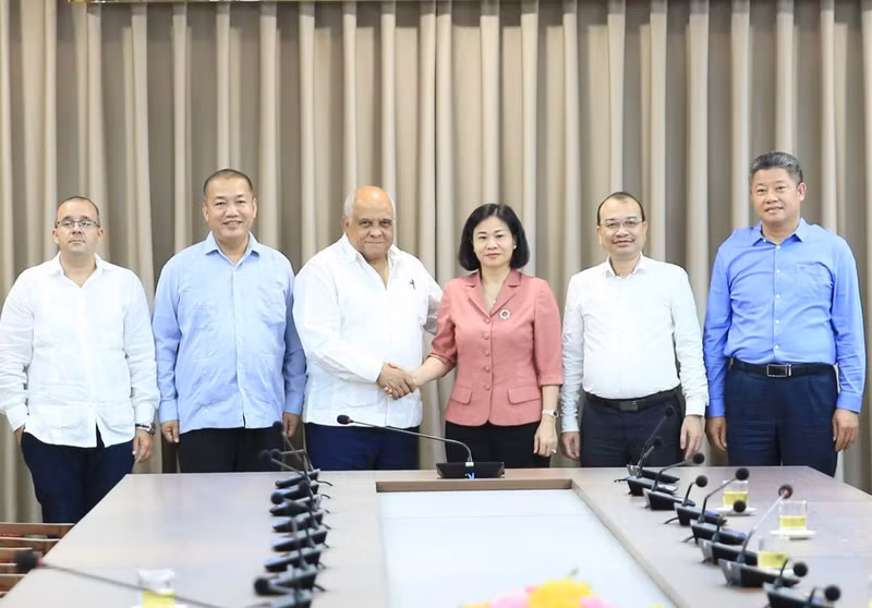 Los participantes en la reunión. (Fotografía: kinhtedothi.vn)
