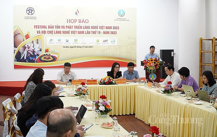 En la rueda de prensa. (Fotografía: congthuong.vn)