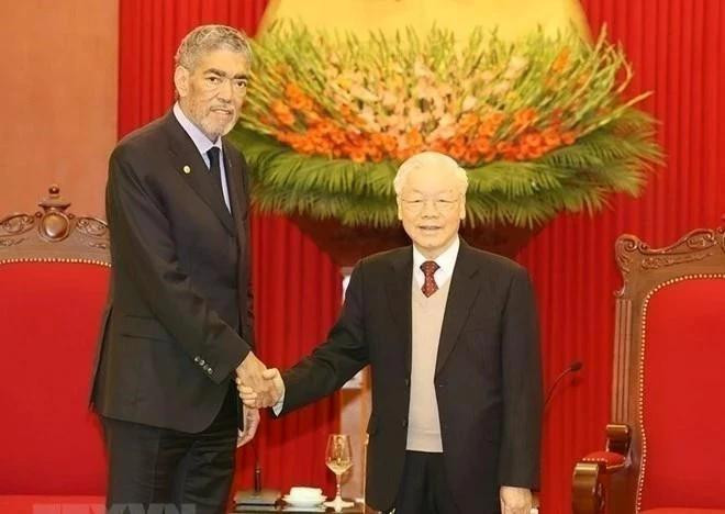 El secretario general del Movimiento de Izquierda Unida de la República Dominicana, Miguel Mejía, y el secretario general del Partido Comunista de Vietnam, Nguyen Phu Trong. (Fotografía: VNA)