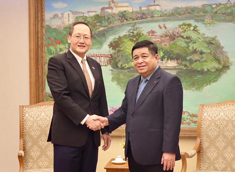 El vice primer ministro de Vietnam Nguyen Chi Dung (derecha) recibe al segundo ministro del Comercio e Industria de Singapur, Tan See Leng. (Fotografía: VGP)