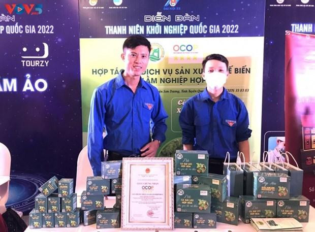 Jóvenes de la provincia de Hoa Binh presentan productos peculiares de su localidad. (Fotografía: tienphong.vn) 