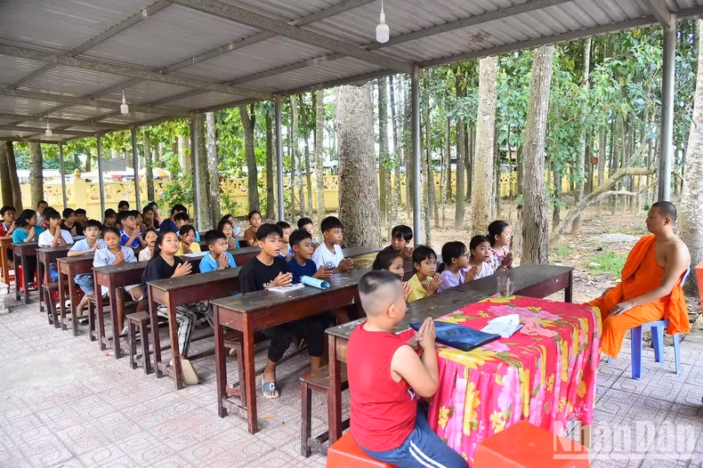 La enseñanza de la escritura jemer es una práctica habitual en las 143 pagodas jemeres de Tra Vinh. La enseñanza de la escritura jemer es una práctica habitual en las 143 pagodas jemeres de Tra Vinh.