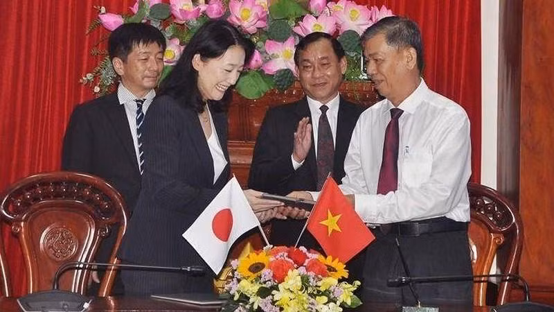 En el acto de firma. (Fotografía: Nhan Dan)