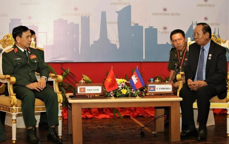 El ministro de Defensa de Vietnam, general Phan Van Giang (izquierda), se reúne con su homólogo de Camboya, general Tea Banh. (Fotografía: Nhan Dan)