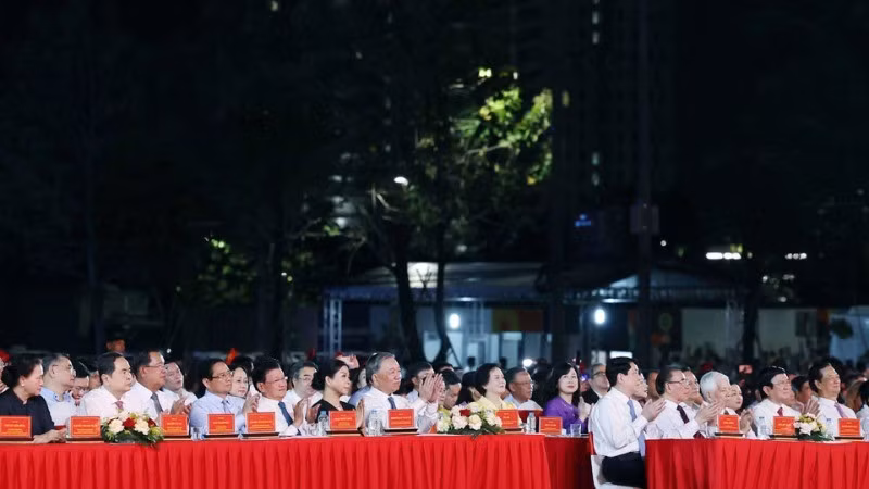 El líder partidista y delegados al evento.