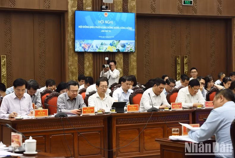 Los delegados debaten las tareas prioritarias de la planificación regional y evalúan las dificultades existentes a fin de identificar soluciones para implementarla con eficacia.