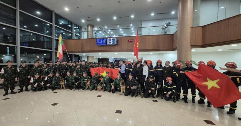 Un contingente de 106 rescatistas del Ministerio de Defensa y del Ministerio de Seguridad Pública de Vietnam, junto con suministros de ayuda, llegó hoy al aeropuerto de Yangón, en Myanmar. (Fotografía: VNA)
