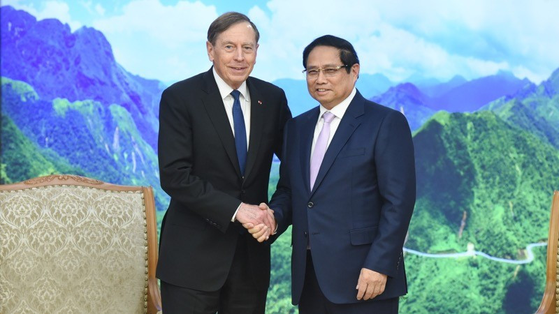 El primer ministro de Vietnam, Pham Minh Chinh (derecha), y David Petraeus, presidente del Instituto Global KKR. (Fotografía: Nhan Dan)