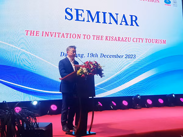 El alcalde de Kisazaru, Yoshikuni Wantanabe, interviene en la cita. (Fotografía: doanhnghiepvn.vn)