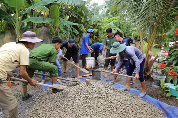 La policía y jóvenes voluntarios se unen a la construcción de casas de caridad para el pueblo jemer en la provincia de Soc Trang. (Fotografía: VNA)
