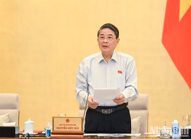 El vicepresidente de la Asamblea Nacional Nguyen Duc Hai dirige la sesión de evaluación y recopilación de opiniones sobre el informe de trabajo de la Auditoría Estatal en 2023 y su plan para 2024.