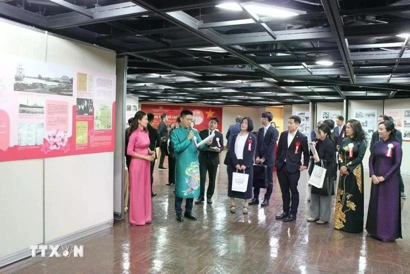 Visitantes a la exposición sobre el Presidente Ho Chi Minh en Fukuoka, Japón. (Fotografía: VNA)