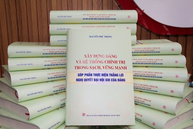 El libro “Construir un partido y un sistema político transparente y fuerte para contribuir a implementar con éxito la Resolución del XIII Congreso Nacional del Partido” recopila discursos, artículos, entrevistas, cartas, telegramas del secretario general del Partido Comunista de Vietnam, Nguyen Phu Trong, en 2023. (Fotografía: Nhan Dan)