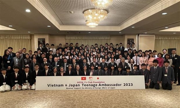 Estudiantes de ambos países tomaron fotografías de recuerdo. (Fotografía: VNA)