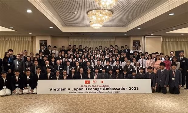 Estudiantes de ambos países tomaron fotografías de recuerdo. (Fotografía: VNA)