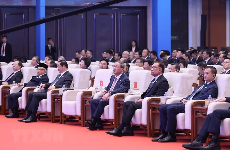 El primer ministro de China, Li Qiang, y líderes de los países de la Asean.