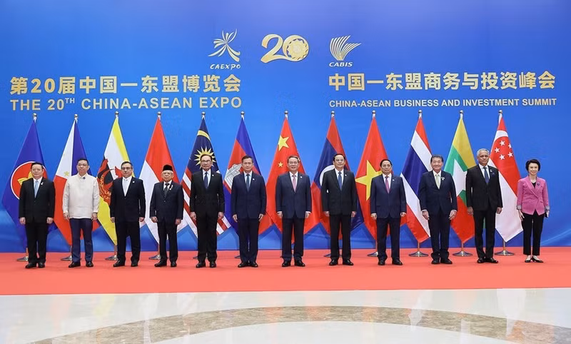 Los jefes de delegaciones participantes en las dos citas.