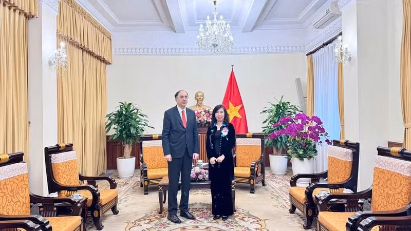 La viceministra de Relaciones Exteriores de Vietnam Le Thi Thu Hang y el embajador de Armenia en Vietnam, Suren Baghdasaryan. (Fotografía: Ministerio de Relaciones Exteriores de Vietnam)