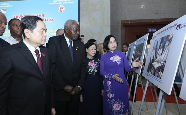 La directora general de la VNA, Vu Viet Trang, enseña a los delegados fotos en la exposición "Leal amistad y solidaridad Vietnam-Cuba". (Fotografía: VNA)