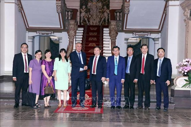 El vicepresidente del Comité Popular de Ciudad Ho Chi Minh Duong Anh Duc recibe a Ricardo Concepción Rodríguez, gobernador de la provincia cubana de Artemisa y también vicepresidente del Grupo Parlamentario de Amistad Vietnam-Cuba. (Fotografía: VNA)