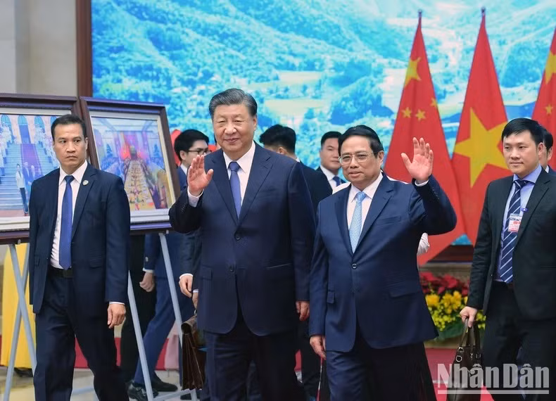El primer ministro de Vietnam, Pham Minh Chinh (derecha), y el secretario general del Partido Comunista de China y presidente del país vecino, Xi Jinping. (Fotografía: Nhan Dan)