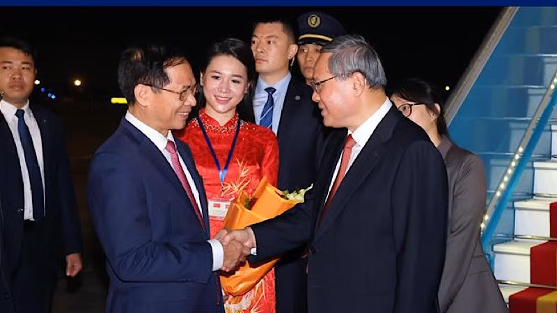 El vice primer ministro y titular de Relaciones Exteriores de Vietnam, Bui Thanh Son, recibe al primer ministro de China, Li Qiang, en el Aeropuerto Internacional de Noi Bai.