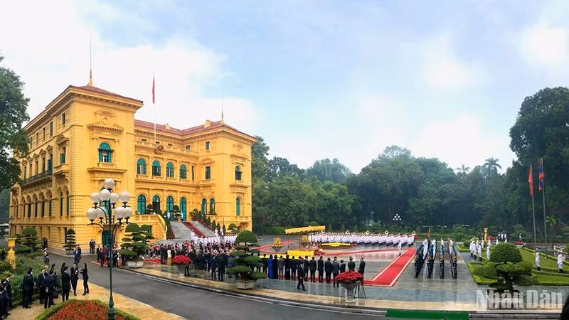 Panorama de la ceremonia, efectuada en el Palacio Presidencial, en Hanói.