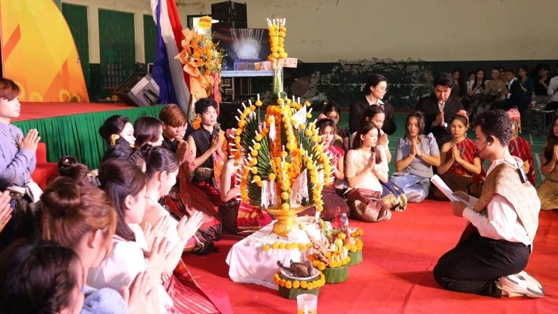 Estudiantes laosianos en la ciudad vietnamita de Hue celebran el festival tradicional del Año Nuevo Bunpimay. (Fotografía: Nhan Dan)