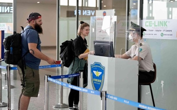 Turistas extranjeros realizan los trámites en el Aeropuerto Internacional de Noi Bai. (Fotografía: AACV)