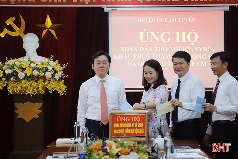 En el acto. (Fotografía: baohatinh.vn)