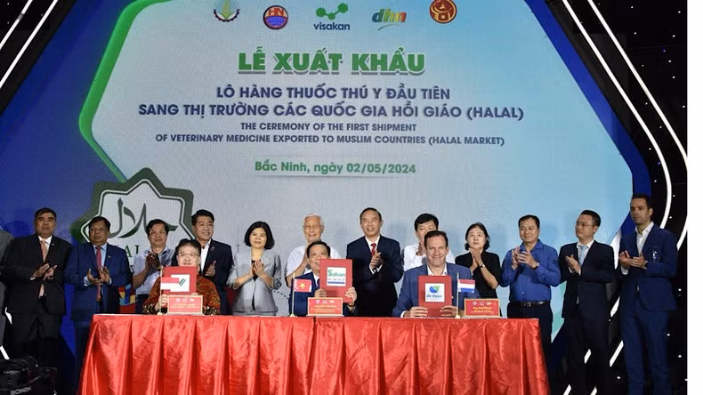 En el acto de firma del memorando. (Fotografía: Nhan Dan)