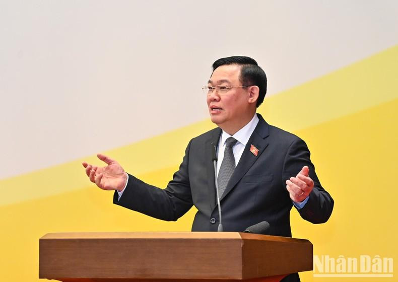 El presidente de la Asamblea Nacional de Vietnam, Vuong Dinh Hue, habla en la conferencia. (Fotografía: Nhan Dan)