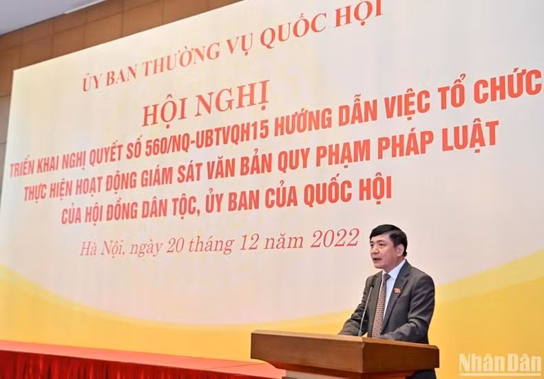 El secretario general y jefe de la Oficina parlamentaria, Bui Van Cuong, lee un informe.