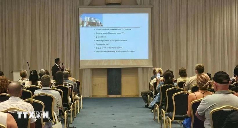 Los valores únicos de la medicina tradicional vietnamita captan especial atención de los delegados internacionales. (Fotografía: VNA)