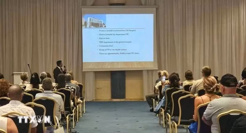 Los valores únicos de la medicina tradicional vietnamita captan especial atención de los delegados internacionales. (Fotografía: VNA)