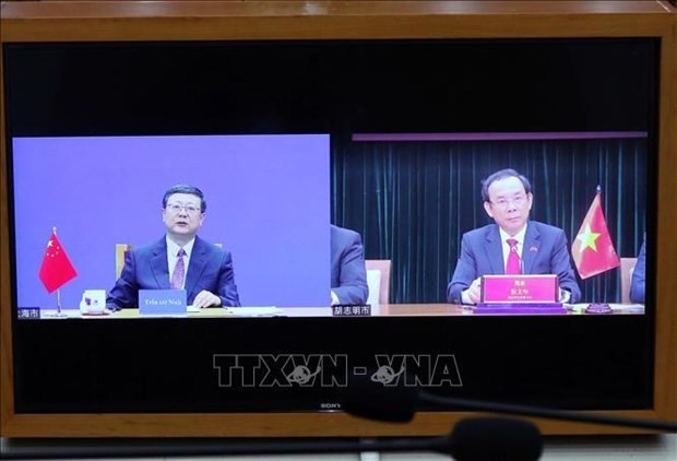 Dirigentes de Ciudad Ho Chi Minh y Shanghái sostienen la reunión en línea. (Fotografía: VNA)
