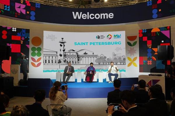 En encuentro con el vicepresidente del Comité de Asuntos Exteriores de la ciudad rusa de San Petersburgo, Vyacheslav Kalganov. (Fotografía: VNA)