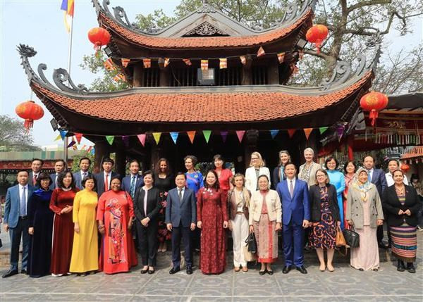 La vicepresidenta Vo Thi Anh Xuan con embajadoras y representantes de organizaciones internacionales en Vietnam en la casa comunal de la aldea de Dong Ky, Tu Son, Bac Ninh. (Fotografía: VNA)