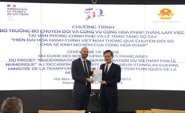 En la entrega del manual "Modernización de la administración de Vietnam a través de la transformación digital, a partir de la experiencia de Francia". (Fotografía: VGP)