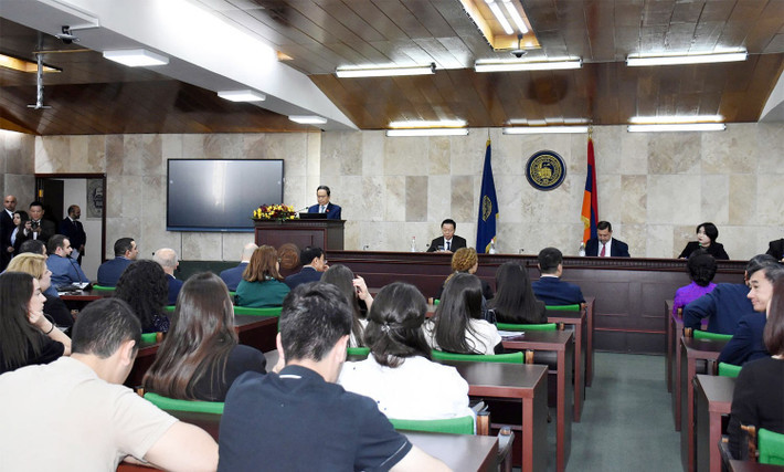 El presidente de la Asamblea Nacional, Tran Thanh Man, pronuncia un discurso en la Universidad Estatal de Ereván el 4 de abril. (Fotografía: VGP)
