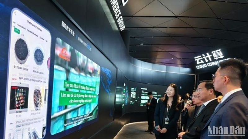 La delegación económica de alto nivel de Vietnam visita la sede de Alibaba, en la ciudad china de Hangzhou. (Fotografía: Nhan Dan)