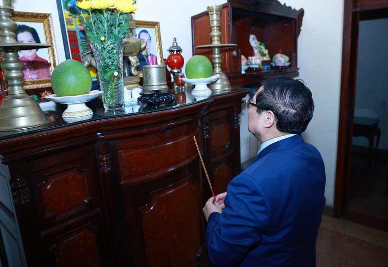 El primer ministro de Vietnam, Pham Minh Chinh, ofrece inciensos en homenaje del difunto jefe de Gobierno Phan Van Khai. (Fotografía: VGP)