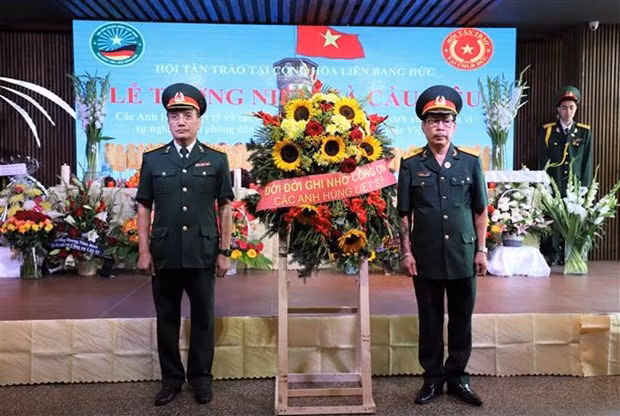 Veteranos ofrecen flores en homenaje a sus compañeros caídos. (Fotografía: VNA)